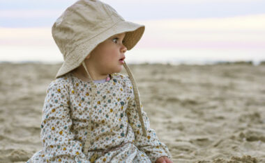baby-sunhat-long sleeves at beach